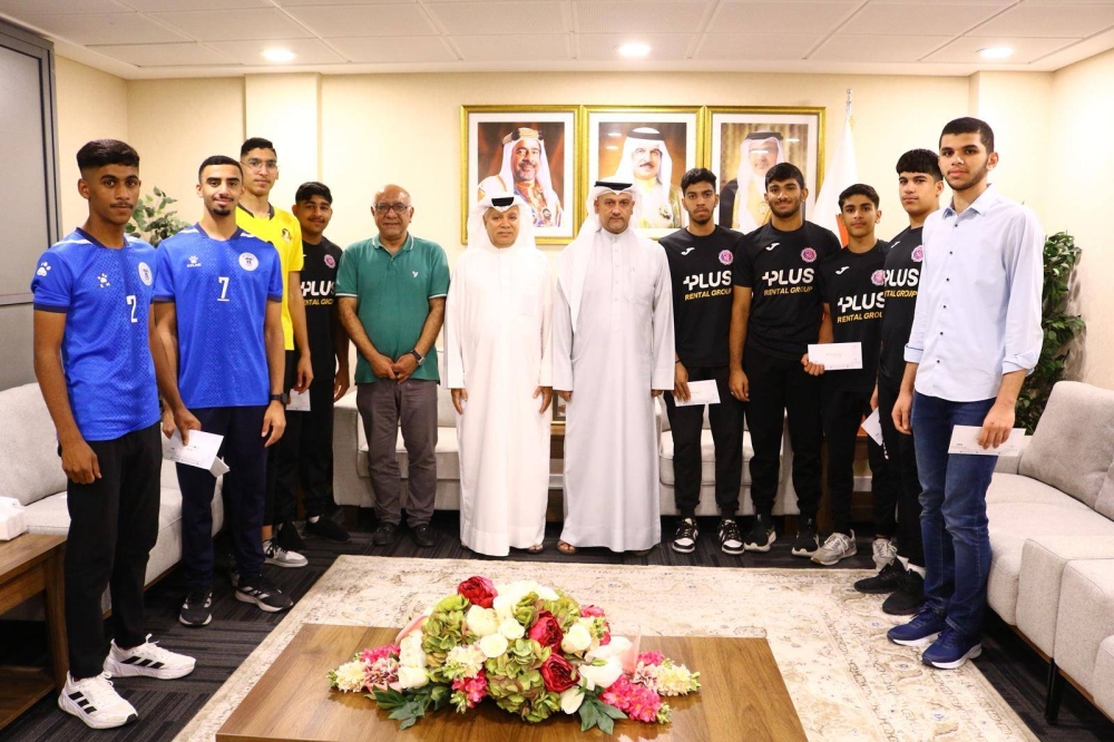 اتحاد الطائرة يقدم مكافآت الهيئة العامة للرياضة للاعبي دوري خالد بن حمد لجيل الذهب