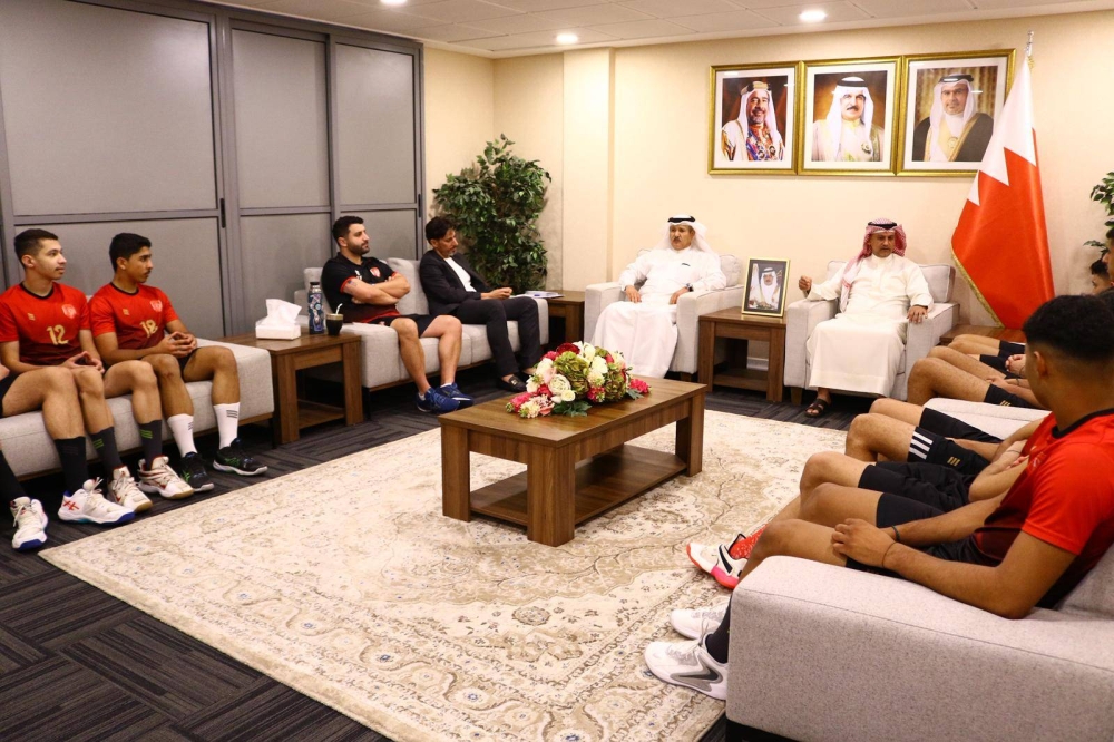 اتحاد الطائرة يقدم مكافآت الهيئة العامة للرياضة للاعبي دوري خالد بن حمد لجيل الذهب