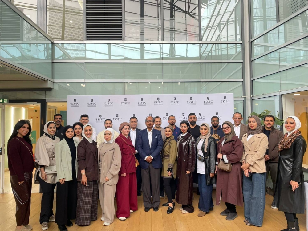 طلاب ماجستير إدارة الأعمال بـ "الخليج العربي" ينطلقون في رحلة تعليمية إلى جامعة "إسيك" للأعمال