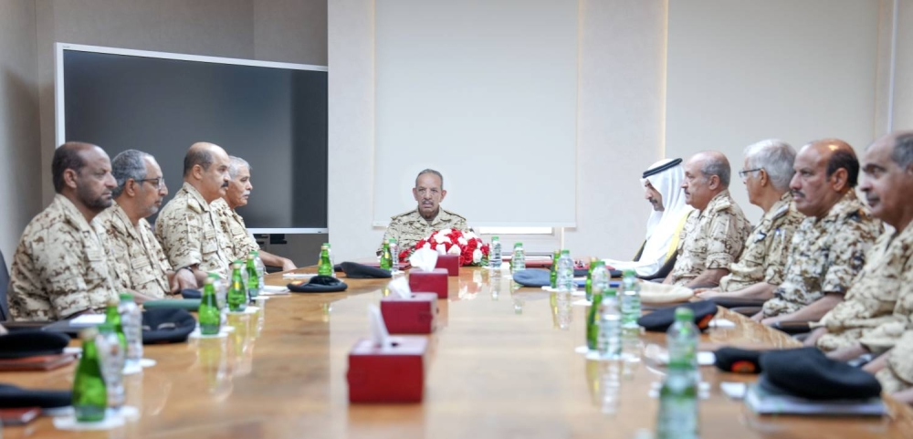 القائد العام يجتمع مع رئيس هيئة الأركان والمستشار للشؤون المالية والفنية بالقيادة