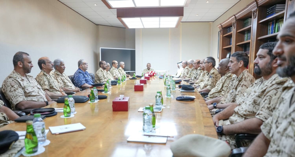 القائد العام يجتمع مع رئيس هيئة الأركان والمستشار للشؤون المالية والفنية بالقيادة