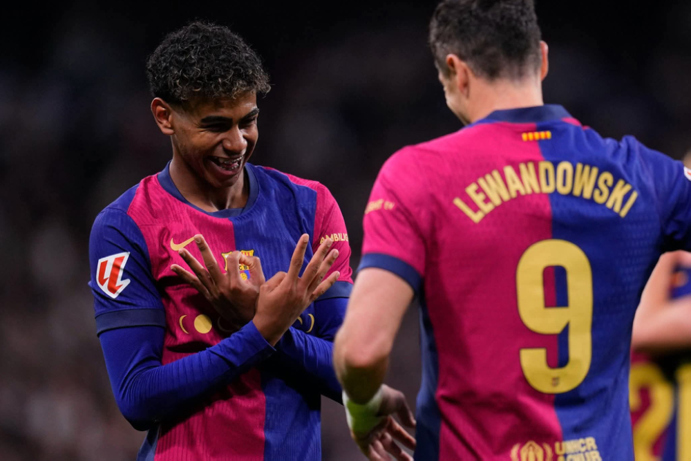 عملاق أوروبي يخطط لخطف لامين يامال من برشلونة