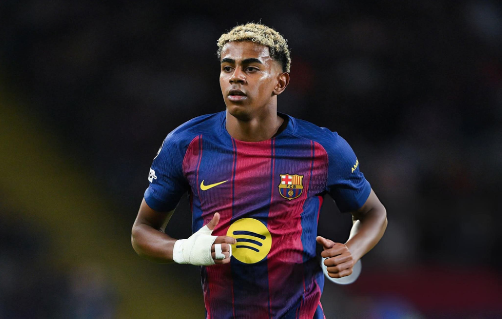 عملاق أوروبي يخطط لخطف لامين يامال من برشلونة