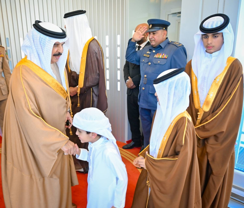 الملك يعود إلى أرض الوطن بعد مشاركته في قمة شرم الشيخ للسلام