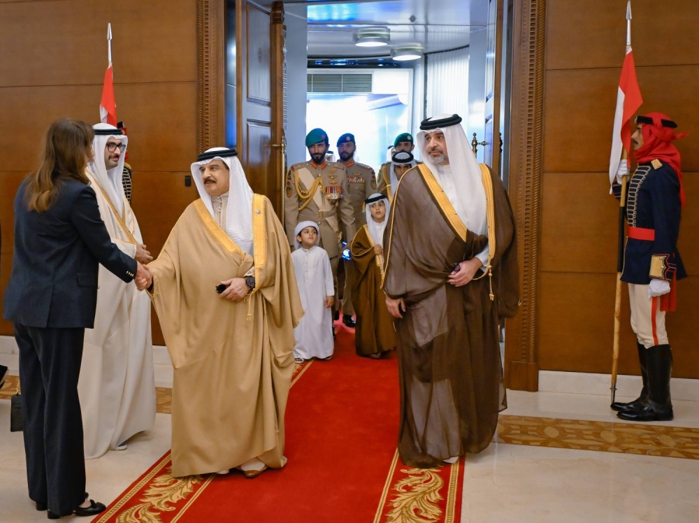 الملك يعود إلى أرض الوطن بعد مشاركته في قمة شرم الشيخ للسلام