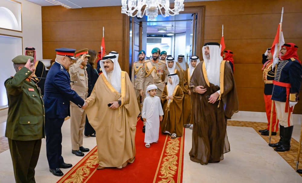 الملك يعود إلى أرض الوطن بعد مشاركته في قمة شرم الشيخ للسلام