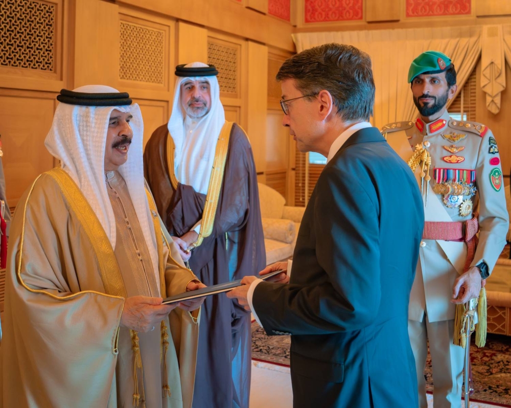 الملك يتسلم أوراق اعتماد 4 سفراء جدد لدى مملكة البحرين