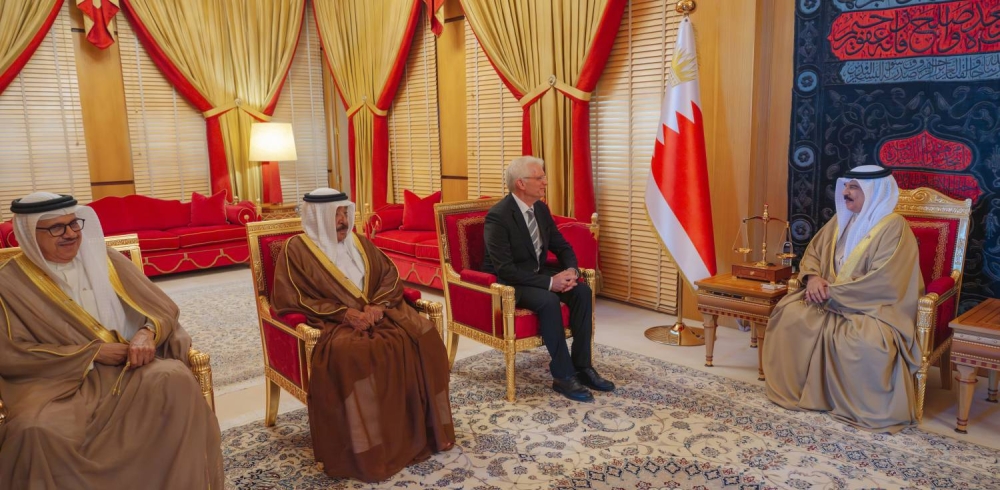 الملك يتسلم أوراق اعتماد 4 سفراء جدد لدى مملكة البحرين