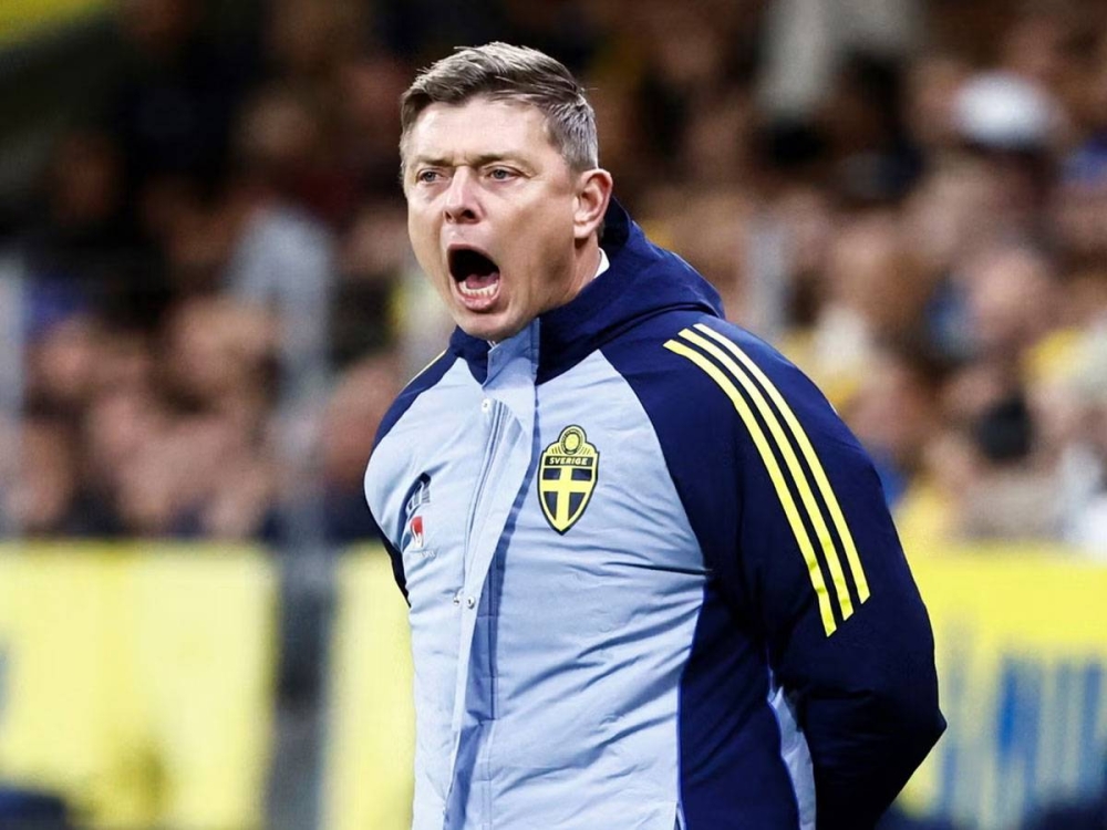السويد تطيح بمدربها توماسون بعد السقوط أمام كوسوفو