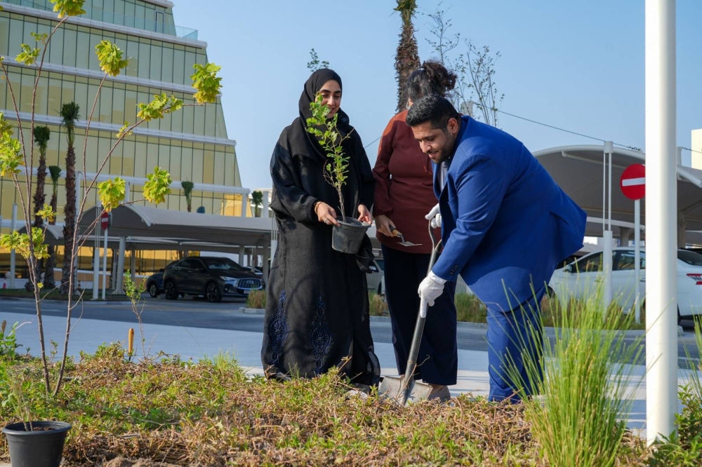 وزير المواصلات يشارك في فعالية "أسبوع الشجرة"