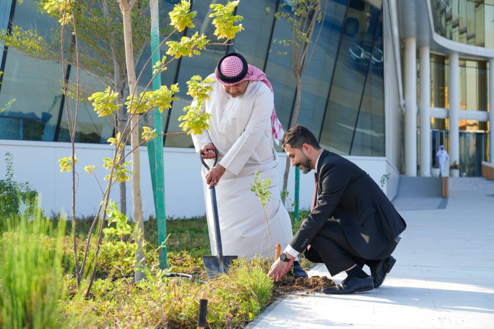 وزير المواصلات يشارك في فعالية "أسبوع الشجرة"