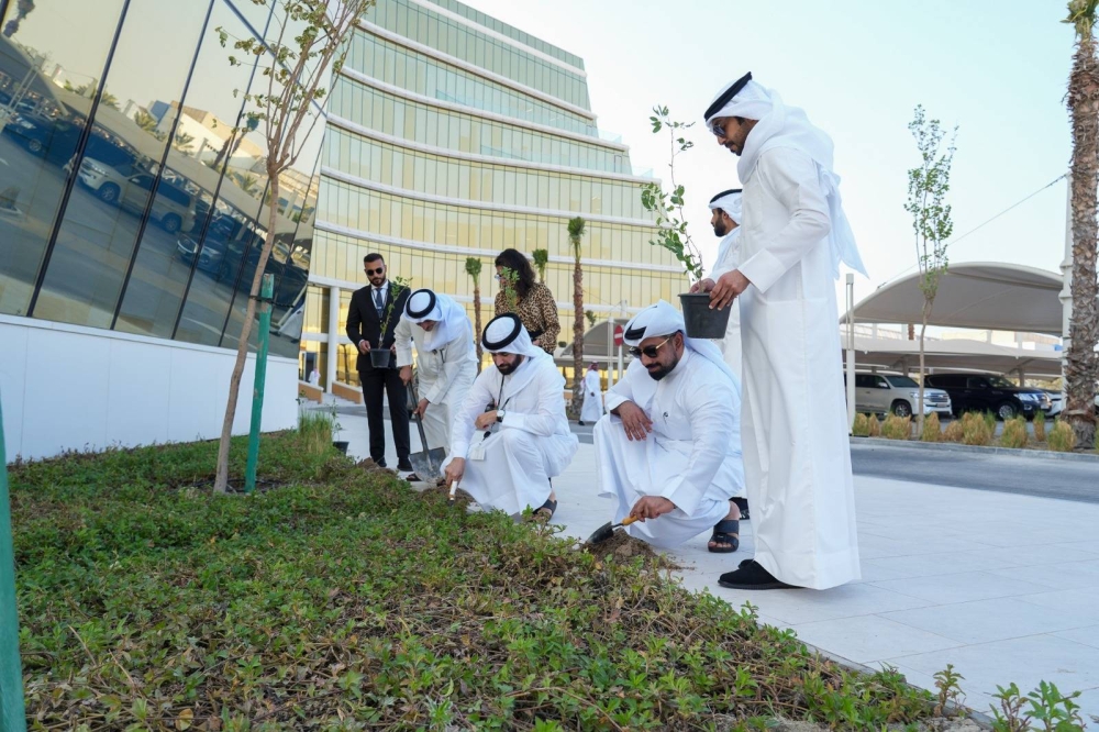 وزير المواصلات يشارك في فعالية "أسبوع الشجرة"