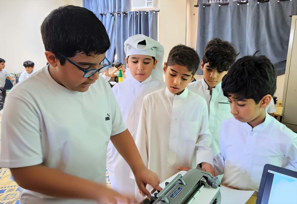 محمود.. طالب من ذوي الإعاقة البصرية يقدم شرحًا لزملائه عن جهاز (برايل)