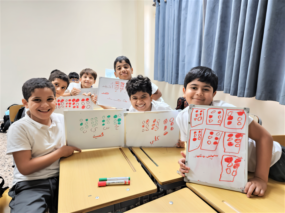 محمود.. طالب من ذوي الإعاقة البصرية يقدم شرحًا لزملائه عن جهاز (برايل)