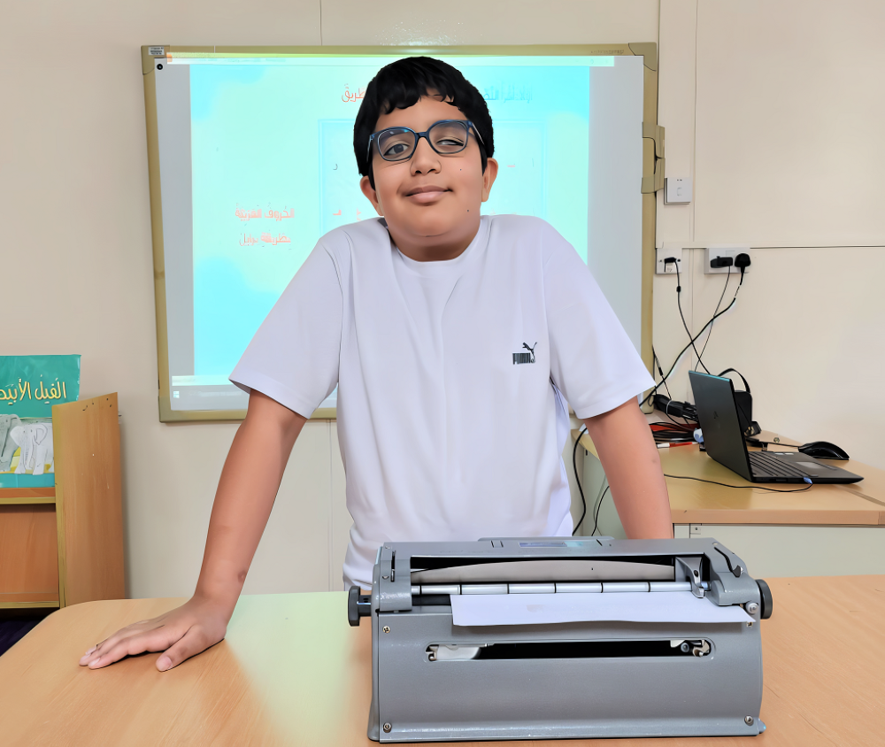 محمود.. طالب من ذوي الإعاقة البصرية يقدم شرحًا لزملائه عن جهاز (برايل)