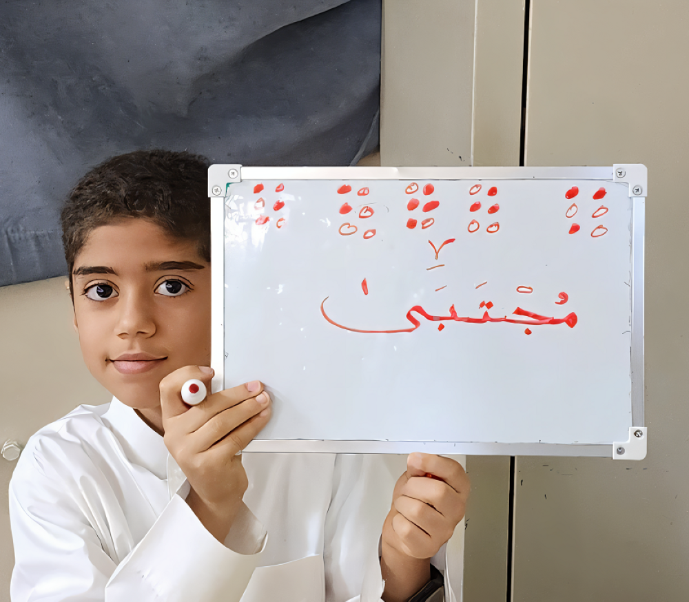 محمود.. طالب من ذوي الإعاقة البصرية يقدم شرحًا لزملائه عن جهاز (برايل)