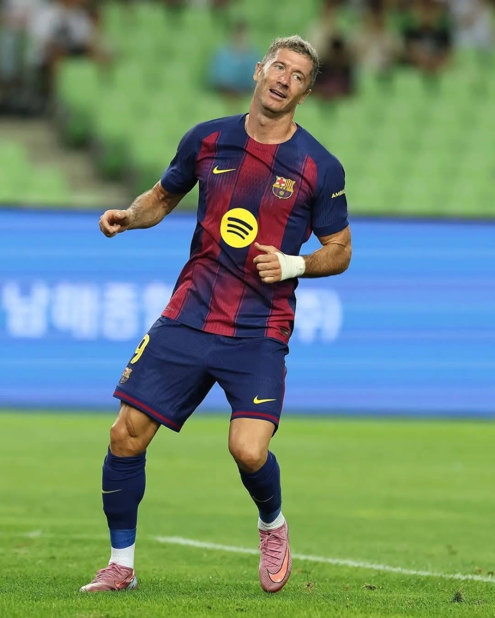 برشلونة يوجه اللوم لـ ليفاندوفسكي بعد إصابته مع بولندا.. ما السبب؟