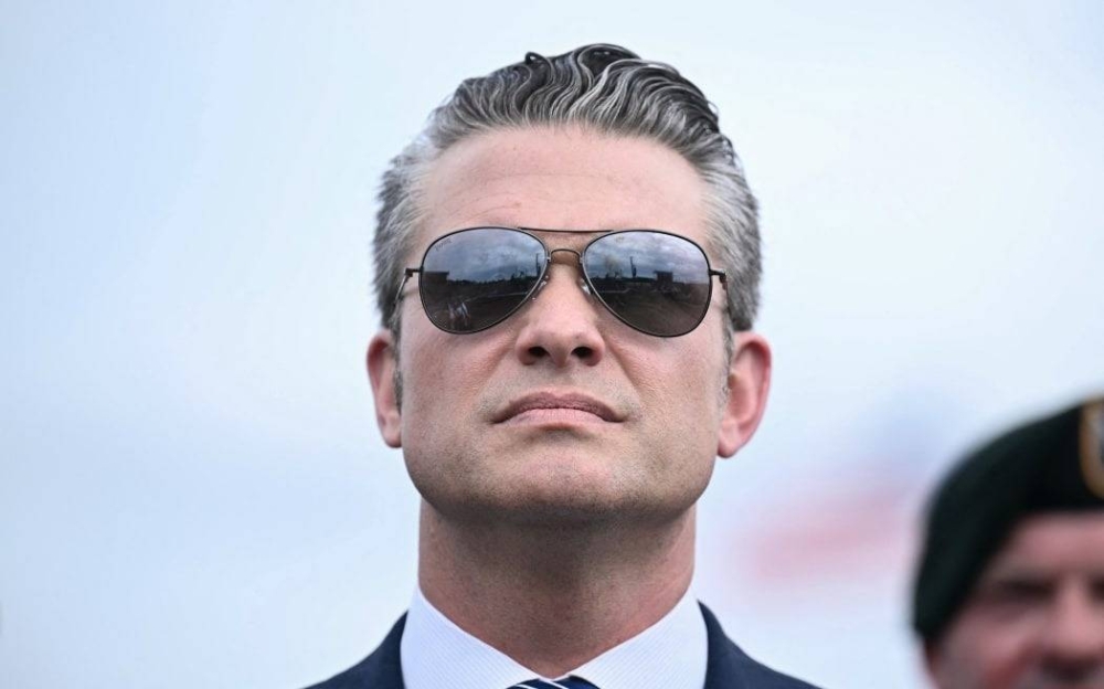 البنتاغون: طائرة وزير الدفاع هيغسيث حطّت اضطراريًّا في بريطانيا بسبب شق في زجاج القمرة