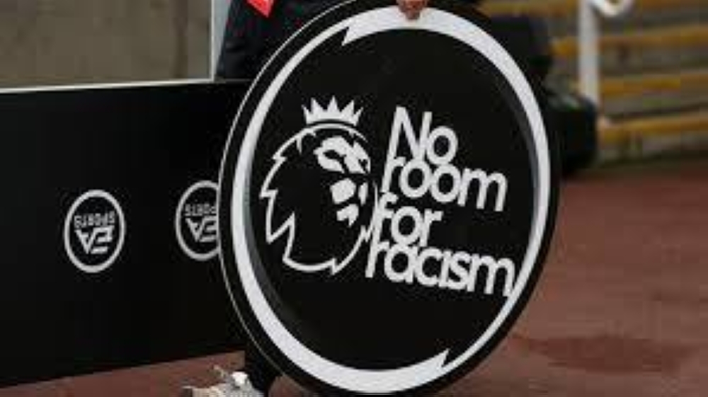 بـ إيماءة الركبة.. الدوري الإنجليزي يعود بمبادرة "لا للعنصرية"