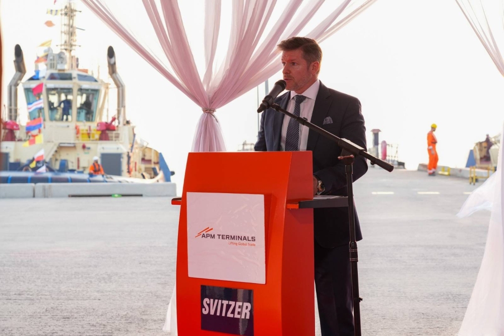 تدشين القاطرتين البحريتين "سفتزر المنامة" و"سفتزر أوال"