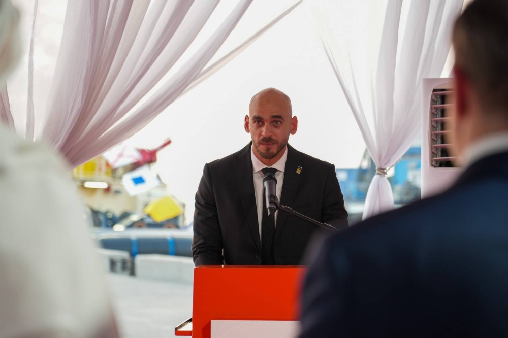 تدشين القاطرتين البحريتين "سفتزر المنامة" و"سفتزر أوال"