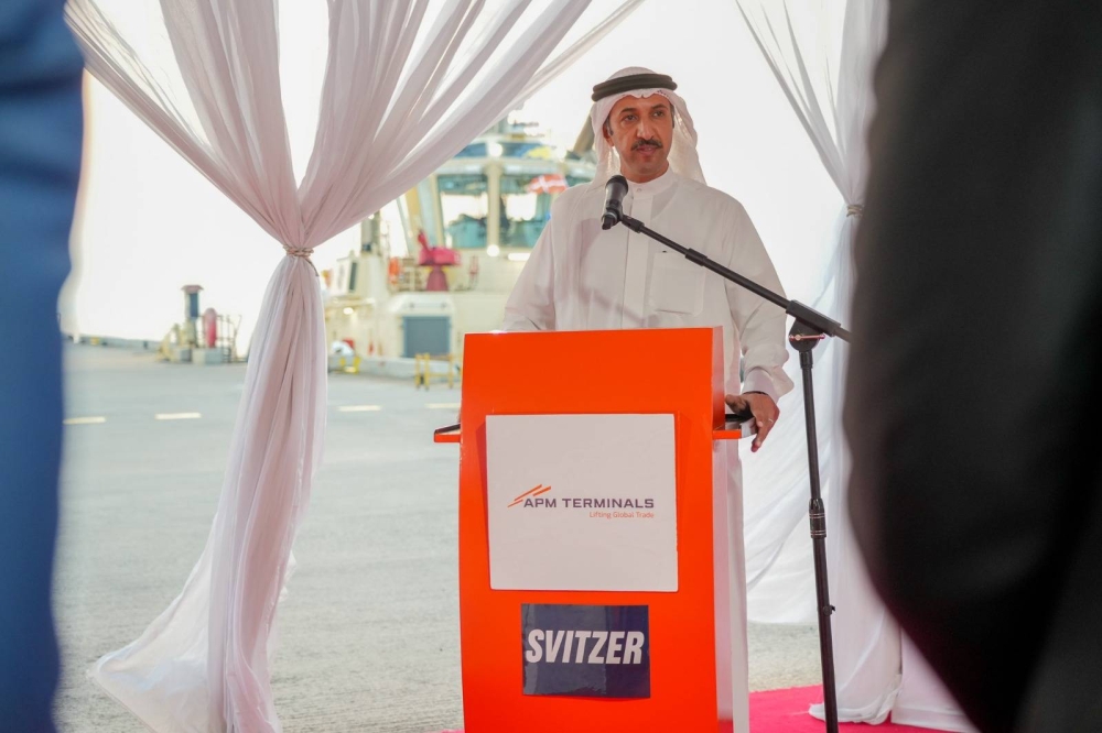 تدشين القاطرتين البحريتين "سفتزر المنامة" و"سفتزر أوال"