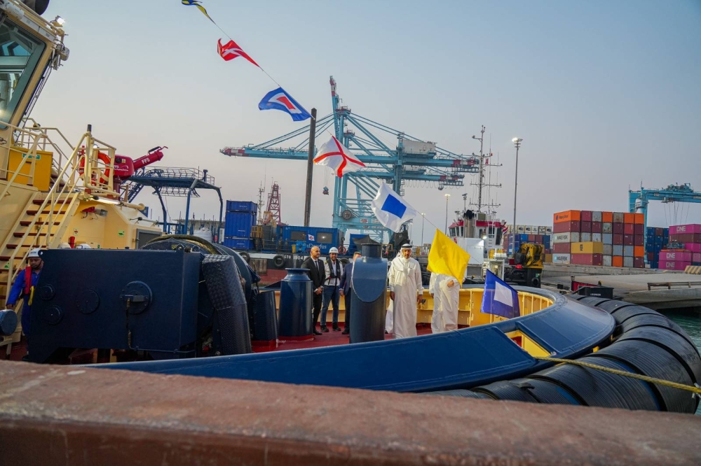 تدشين القاطرتين البحريتين "سفتزر المنامة" و"سفتزر أوال"