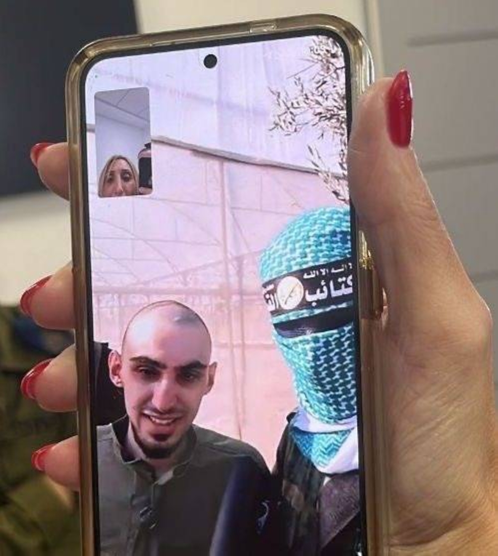 بشرائح تجسس إسرائيلية.. كيف تواصل المحتجزين مع عائلاتهم؟