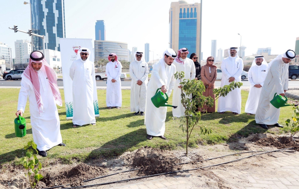 محافظة العاصمة تدشن مشروع تشجير شارع رئيسي بضاحية السيف بالشراكة مع خليجي بنك