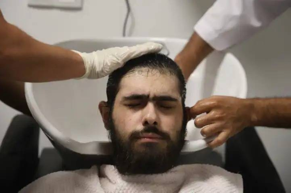 بعد 30 شهرا من العزلة.. السلطات التركية تجبر شاباً على الاستحمام (فيديو)