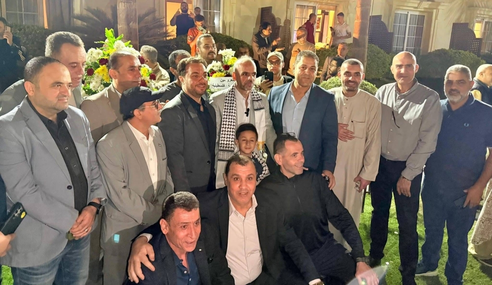 المحرر المبعد أكرم أبو بكر يعقد قرانه في مصر بعد 25 عاما من الأسر