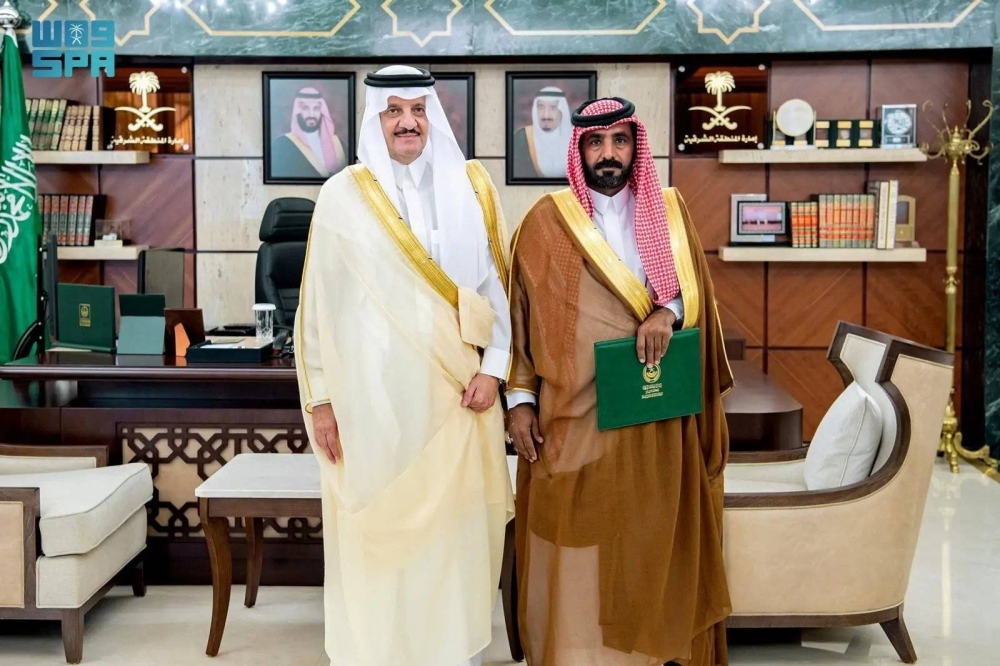 السعودية: تكريم مواطنين لإخمادهم حريقاً نشب بمحل تجاري في الجبيل