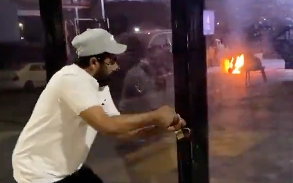 السعودية: تكريم مواطنين لإخمادهم حريقاً نشب بمحل تجاري في الجبيل