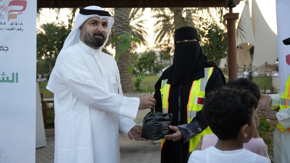 جمعية المحرق الخيرية تنظم حملة "خوش حياة" للكشف المبكر وتوزيع الشتلات