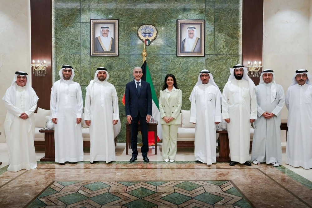 وزير الأشغال يلتقي نظيرته الكويتية ويؤكد على التعاون المشترك في مختلف المجالات