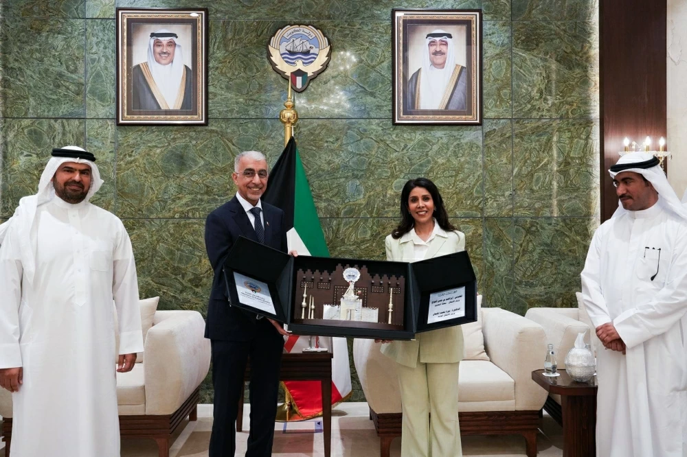 وزير الأشغال يلتقي نظيرته الكويتية ويؤكد على التعاون المشترك في مختلف المجالات