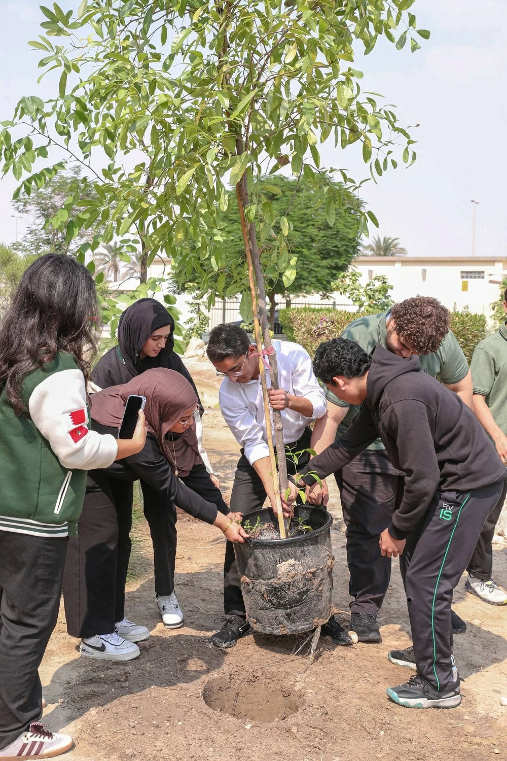طلبة مدرسة الرفاع فيوز الدولية يشاركون في أسبوع الشجرة