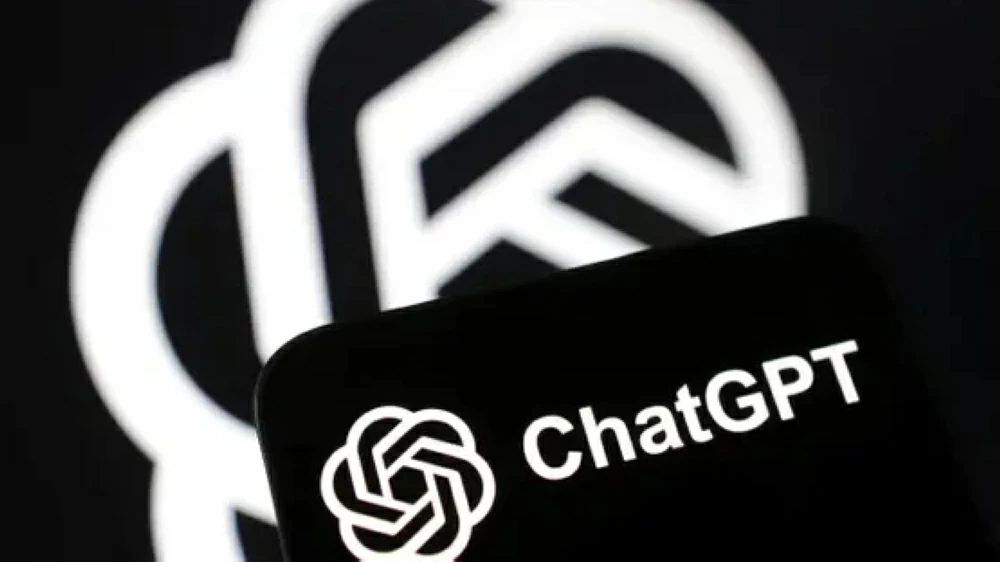 "شات جي بي تي" يراك ويسمعك.. خبير يكشف الحقيقة