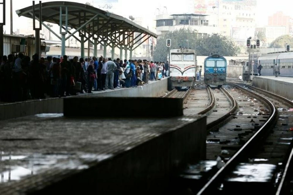 مصر.. انقاذ امرأة من الموت تحت عجلات القطار (فيديو)