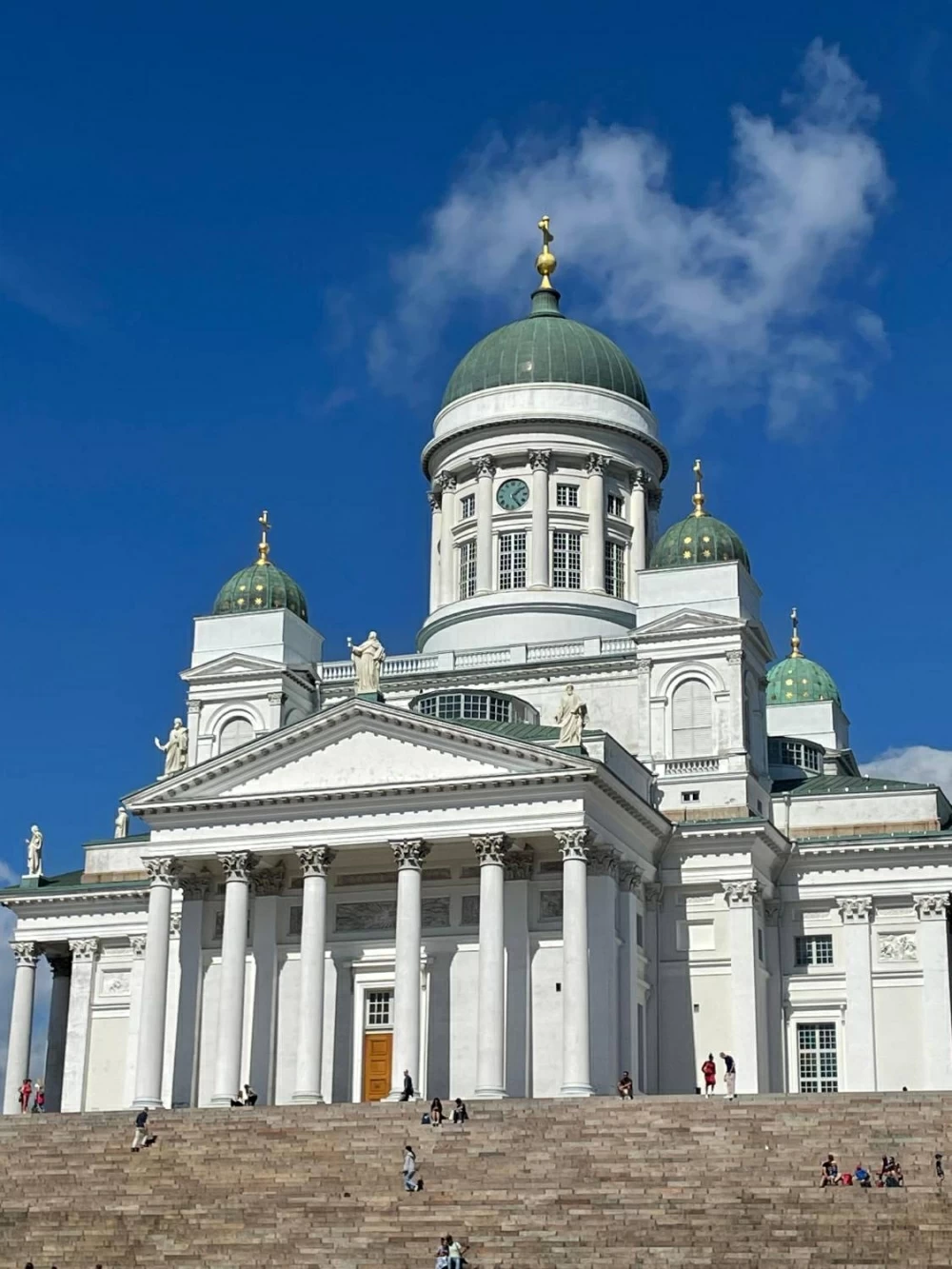 فنلندا.. من الشفق القطبي الساحر إلى شوارع هلسنكي النابضة بالحياة