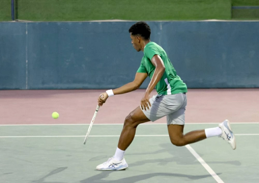 مباريات مثيرة شهدها ثمن نهائي فردي بطولة الخليج للتنس للرجال