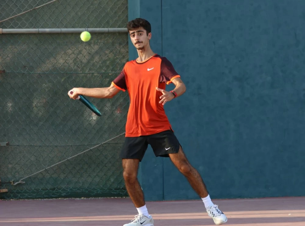 مباريات مثيرة شهدها ثمن نهائي فردي بطولة الخليج للتنس للرجال