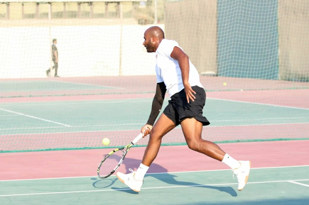 مباريات مثيرة شهدها ثمن نهائي فردي بطولة الخليج للتنس للرجال