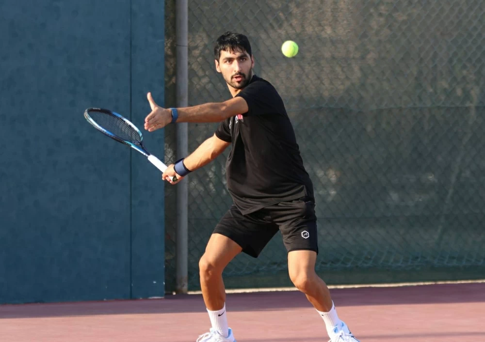 مباريات مثيرة شهدها ثمن نهائي فردي بطولة الخليج للتنس للرجال