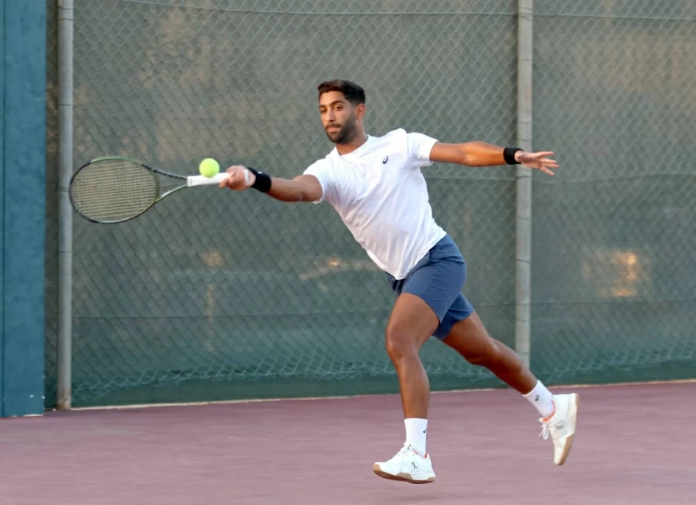 مباريات مثيرة شهدها ثمن نهائي فردي بطولة الخليج للتنس للرجال