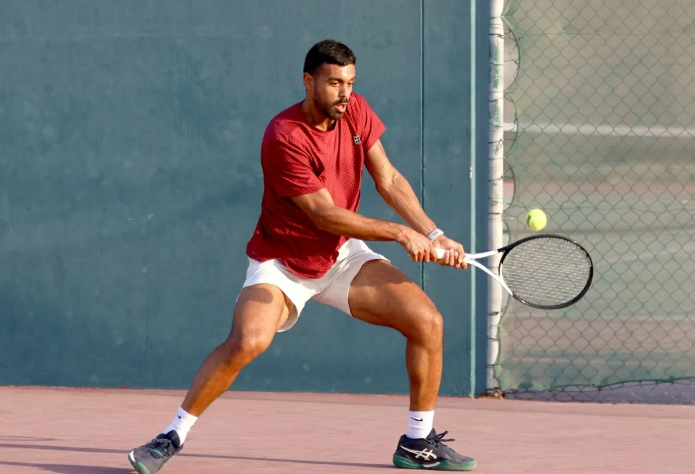 مباريات مثيرة شهدها ثمن نهائي فردي بطولة الخليج للتنس للرجال