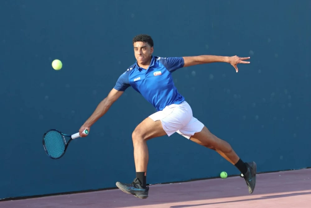 مباريات مثيرة شهدها ثمن نهائي فردي بطولة الخليج للتنس للرجال