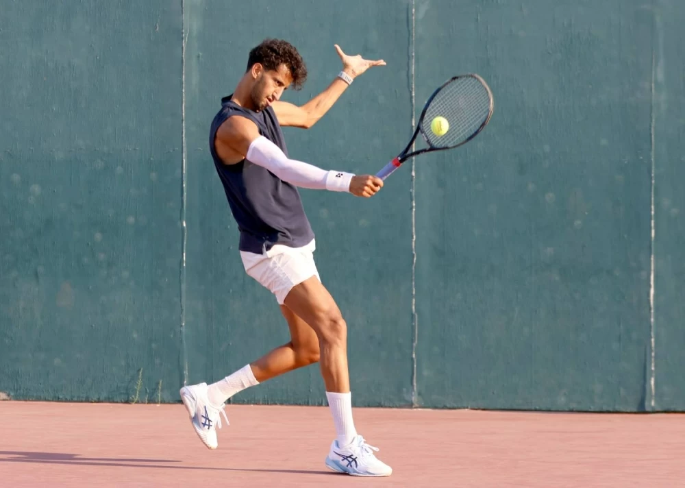 مباريات مثيرة شهدها ثمن نهائي فردي بطولة الخليج للتنس للرجال