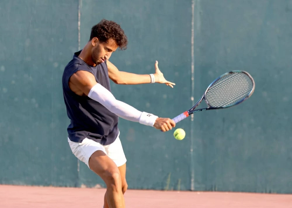 مباريات مثيرة شهدها ثمن نهائي فردي بطولة الخليج للتنس للرجال