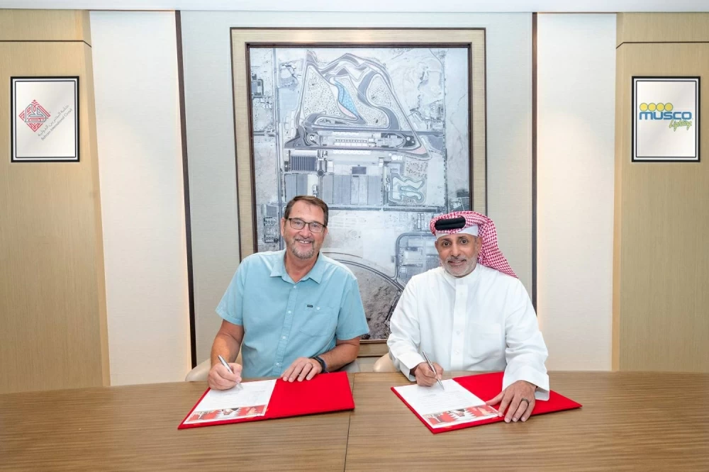 &laquo;حلبة البحرين&raquo; و&laquo;موسكو للإضاءة&raquo; تطلقان برنامجاً لتعزيز فرص الشباب في سباقات السيارات